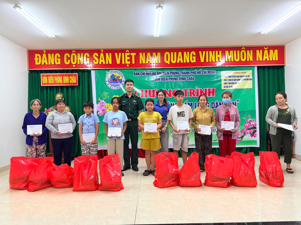 Đại úy Đỗ Ngọc Quyết trao quà cho người dân có hoàn cảnh khó khăn trong chương trình “Xuân Biên phòng ấm lòng dân bản”.