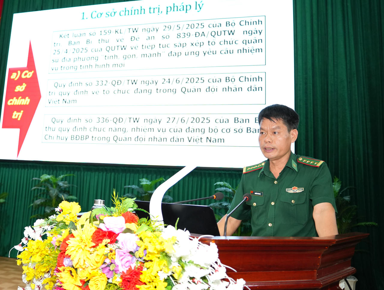 Đại tá Nguyễn Văn Huệ - Phó Tham mưu trưởng Ban Chỉ huy BĐBP tỉnh Cà Mau, trình bày hai chuyên đề về nội dung Quy định số 946 và Thông tư số 19 của Bộ trưởng Quốc phòng.