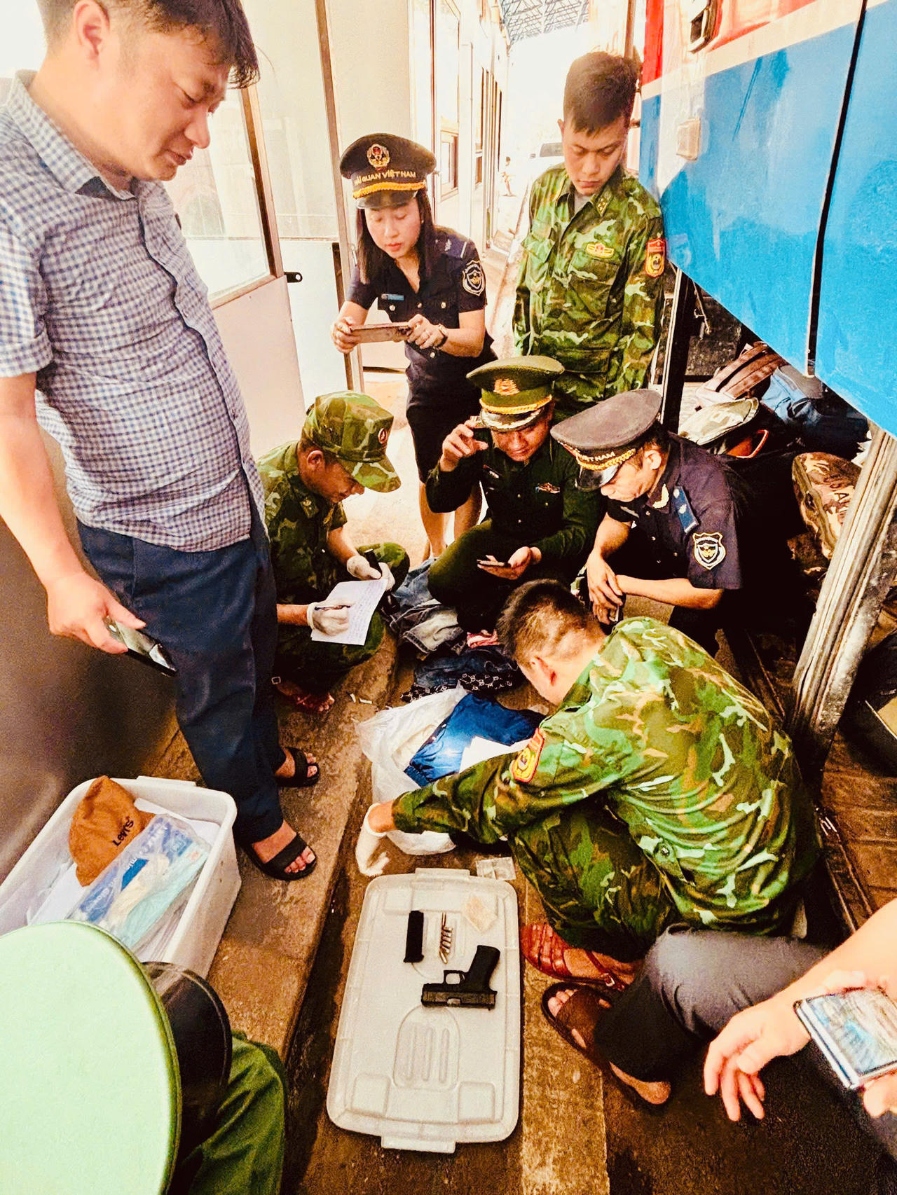 Hải quan của khẩu quốc tế Lao Bảo bắt giữ 1 khẩu súng và 7 viên đạn.