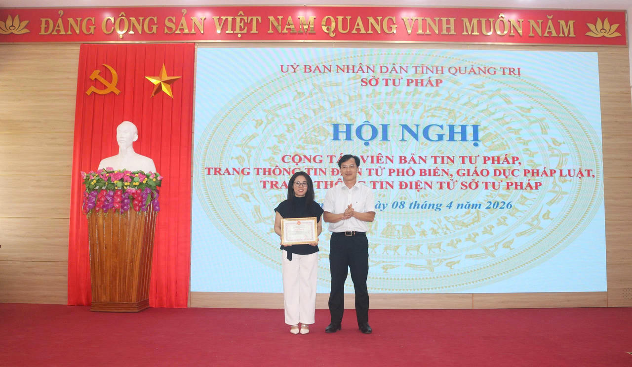 Trao Giấy khen cho tập thể có nhiều đóng góp trong công tác phổ biến, giáo dục pháp luật.