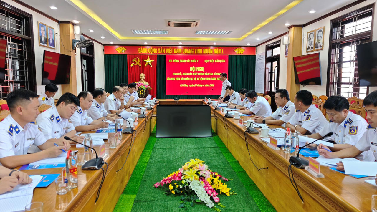 Quang cảnh Đoàn công tác Học viện Hải quân kiểm tra, khảo sát chất lượng đào tạo sĩ quan của Học viện tại Bộ Tư lệnh Vùng Cảnh sát biển 2.