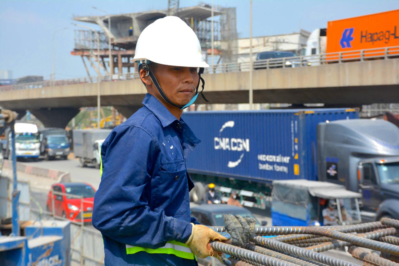 Công nhân Nguyễn Tấn Phong (39 tuổi, quê Bình Định) làm việc tại nút giao Tân Vạn chia sẻ, điều kiện nắng nóng kéo dài khiến quá trình thi công gặp nhiều khó khăn, ảnh hưởng không nhỏ đến tiến độ. Dù vậy, anh cùng các anh em công nhân vẫn nỗ lực bám công trường mỗi ngày, góp sức đẩy nhanh tiến độ dự án Vành đai 3 TP Hồ Chí Minh.