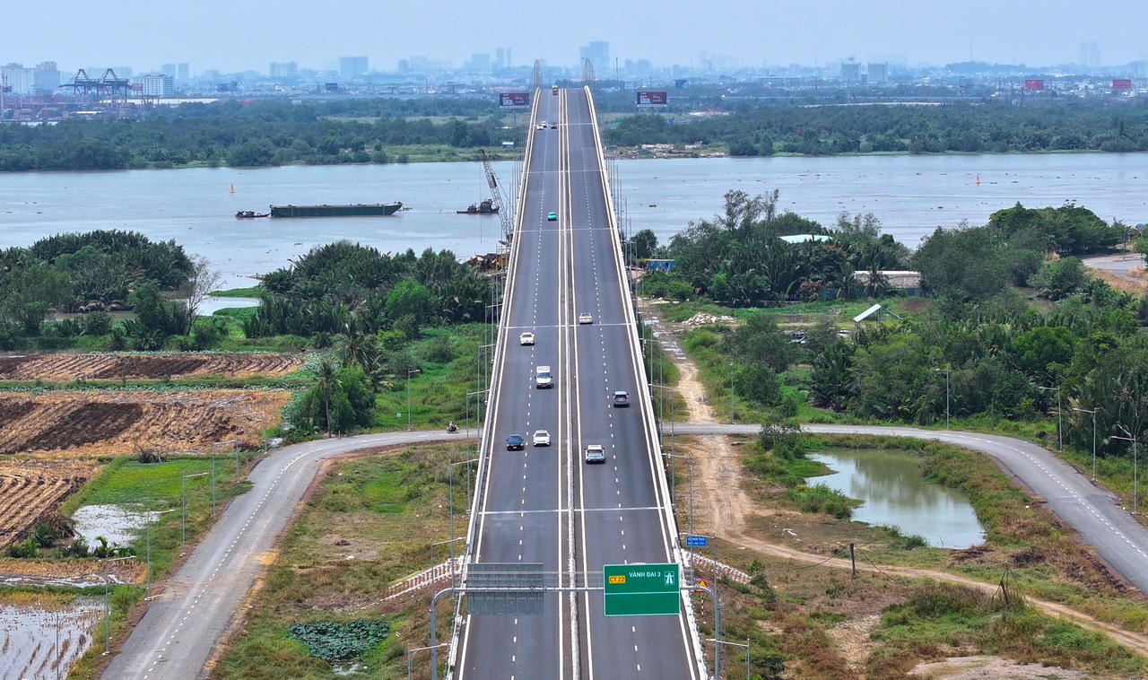 Hạ tầng giao thông đi trước đang mở đường cho sự phát triển của các khu công nghiệp, trung tâm logistics và đô thị vệ tinh dọc tuyến. Quy mô thi công trải dài qua nhiều địa phương cho thấy vai trò chiến lược và tầm vóc đặc biệt của dự án trong liên kết và phát triển hạ tầng vùng.