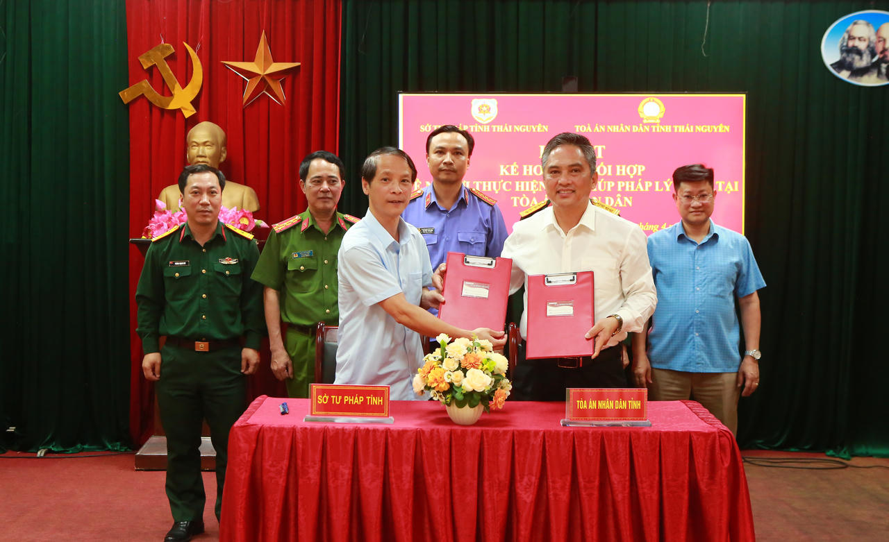 Lãnh đạo Sở Tư pháp và Tòa án nhân dân tỉnh ký kết kế hoạch phối hợp về người thực hiện trợ giúp pháp lý trực tại Tòa án nhân dân.