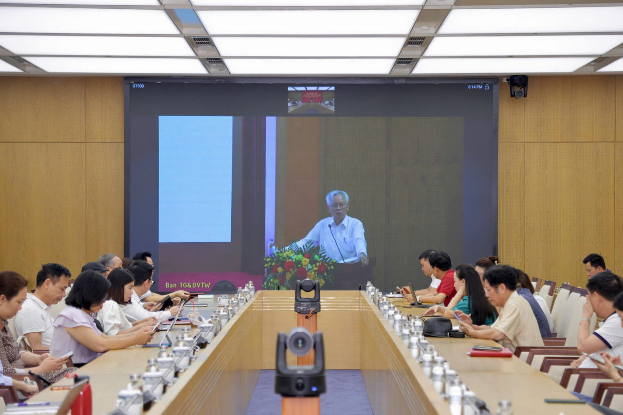 Các đại biểu theo dõi hội nghị trực tuyến.