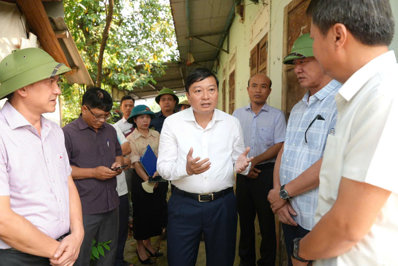 Chủ tịch UBND tỉnh Lê Hồng Vinh kiểm tra khu vực có nguy cơ sạt lở tại khóm 2, xã Hướng Hiệp.