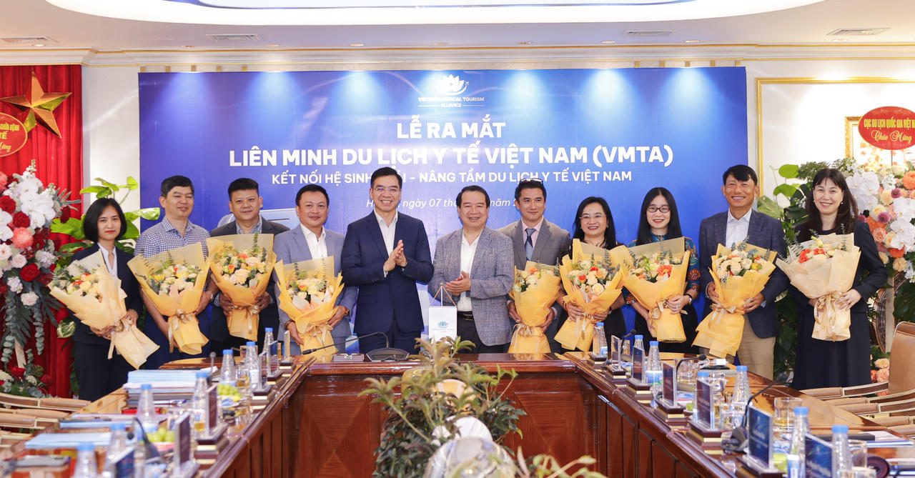 Các đại biểu cùng thực hiện nghi thức ký kết và ra mắt&nbsp;Liên minh Du lịch Y tế Việt Nam – VMTA