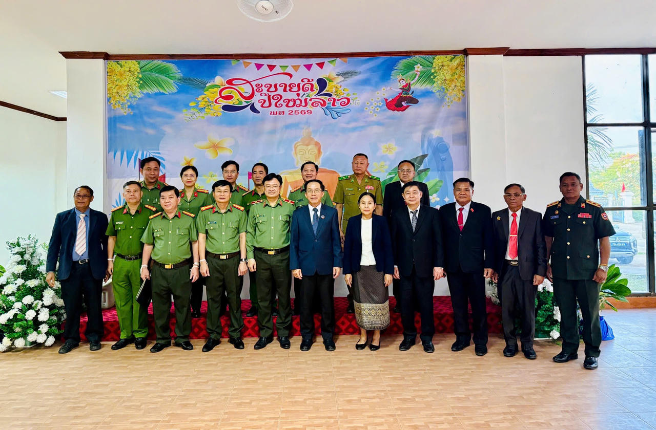 Đoàn Công an TP Huế chào xã giao Lãnh đạo tỉnh Salavan.