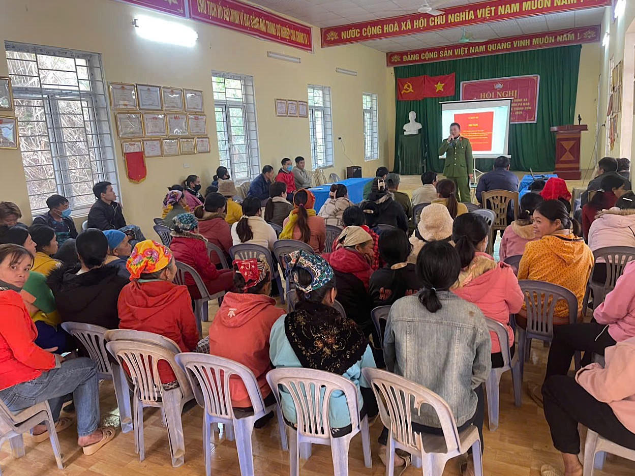 Công an xã Pù Luông (Thanh Hóa) tuyên truyền pháp luật tại thôn bản, trong đó có nội dung về phòng chống mua bán người.