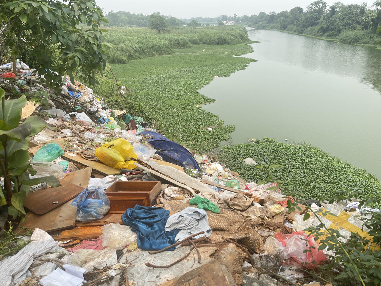 Rác thải tập kết tại nhiều điểm kéo dài dọc bờ sông khu vực cuối ngõ 74 Tân Ấp, phường Hồng Hà.