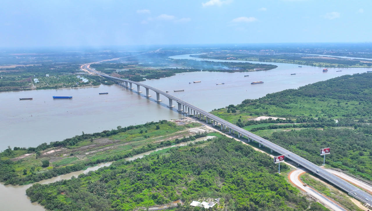 Cầu Nhơn Trạch thuộc Dự án thành phần 1A của tuyến Vành đai 3 TP Hồ Chí Minh có tổng chiều dài khoảng 8,14 km, bao gồm cả cầu và đường dẫn. Tuyến kết nối từ khu vực Nhơn Trạch (Đồng Nai) đến phường Long Trường (TP Hồ Chí Minh), được thiết kế với bề rộng gần 20 m, tổng mức đầu tư hơn 6.955 tỷ đồng, giữ vai trò quan trọng trong việc hoàn thiện trục giao thông liên vùng phía Nam.