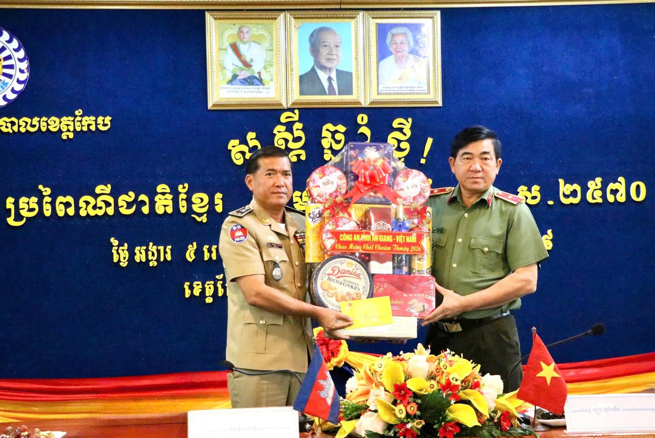 Thiếu tướng Nguyễn Văn Hận, Giám đốc Công an tỉnh thăm, tặng quà Tết Công an tỉnh Kep; Ngài Trung tướng SamBathsokthearoth, Giám đốc Công an tỉnh Kep tiếp nhận.