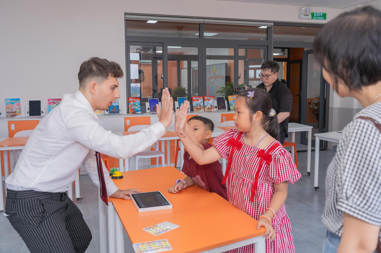 Phụ huynh và học sinh trải nghiệm môi trường giáo dục tại Trường Tiểu họcYersin Biên Hòa.