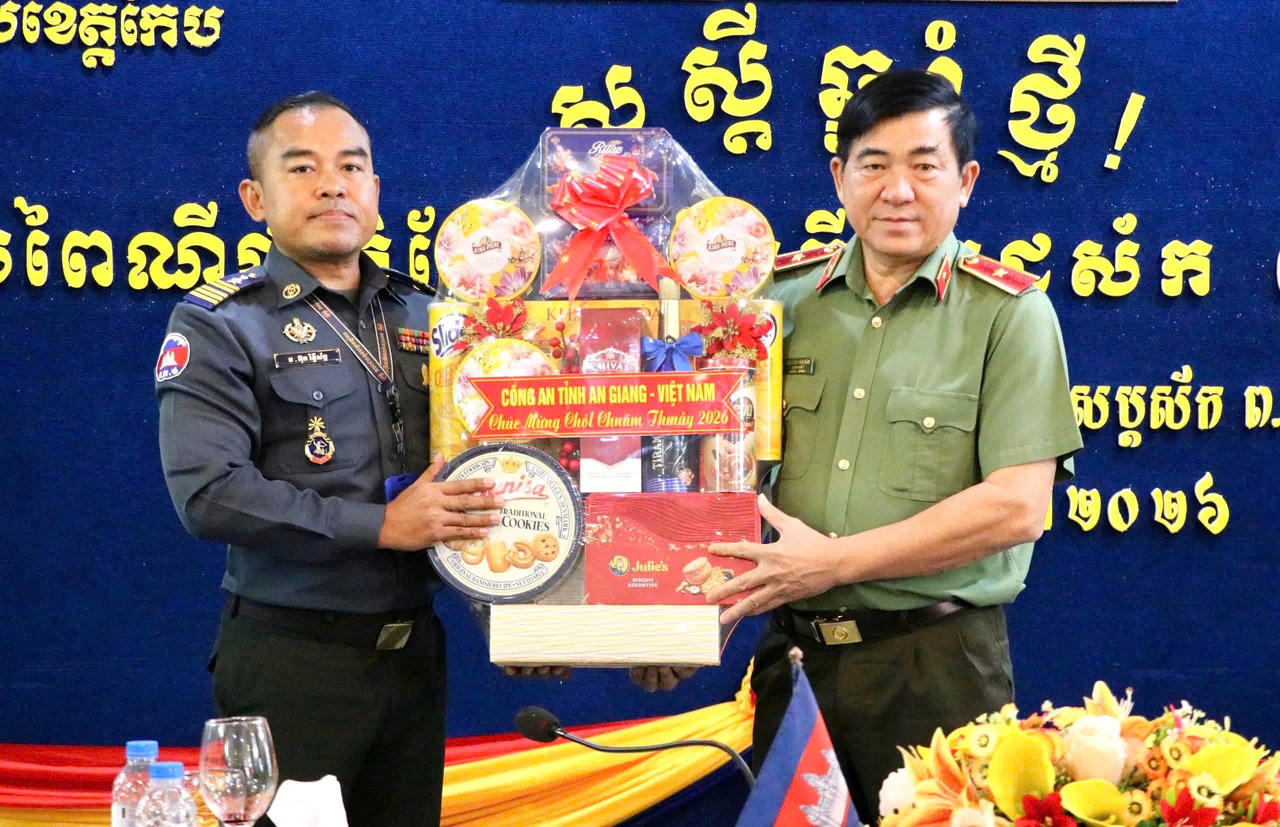 Thiếu tướng Nguyễn Văn Hận, Giám đốc Công an tỉnh thăm, tặng quà Tết Tiểu khu Quân sự, Hiến binh, Tiểu đoàn bảo vệ biên giới biển 430 tỉnh Kep,&nbsp;Vương quốc Campuchia.
