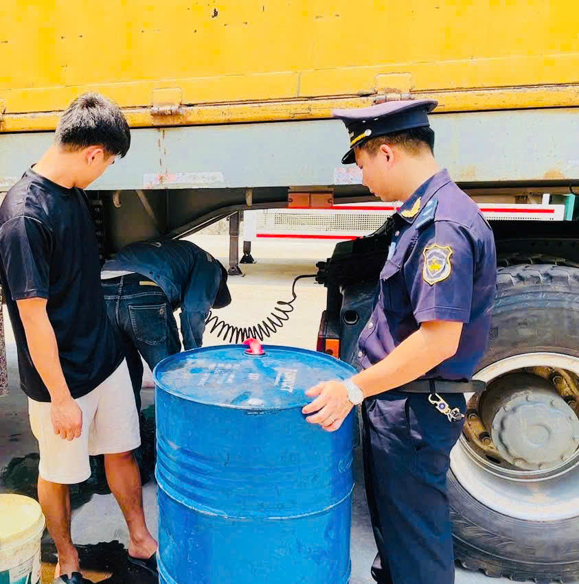 Chi cục Hải quan khu vực IX bắt 1.290 lít dầu ạ