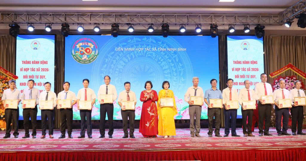 Bà Cao Xuân Thu Vân, Chủ tịch Liên minh HTX Việt Nam trao tặng Kỷ niệm chương Vì sự nghiệp phát triển HTX cho các cá nhân có nhiều đóng góp với phong trào HTX.