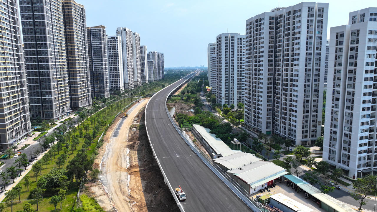 Đoạn cầu cạn Vành đai 3 TP Hồ Chí Minh đi qua khu đô thị mới, từng bước định hình trục giao thông hiện đại giữa các không gian dân cư mật độ cao. Sự xuất hiện của tuyến đường không chỉ tăng khả năng kết nối, mà còn mở ra hướng phát triển đô thị gắn với hạ tầng đồng bộ.