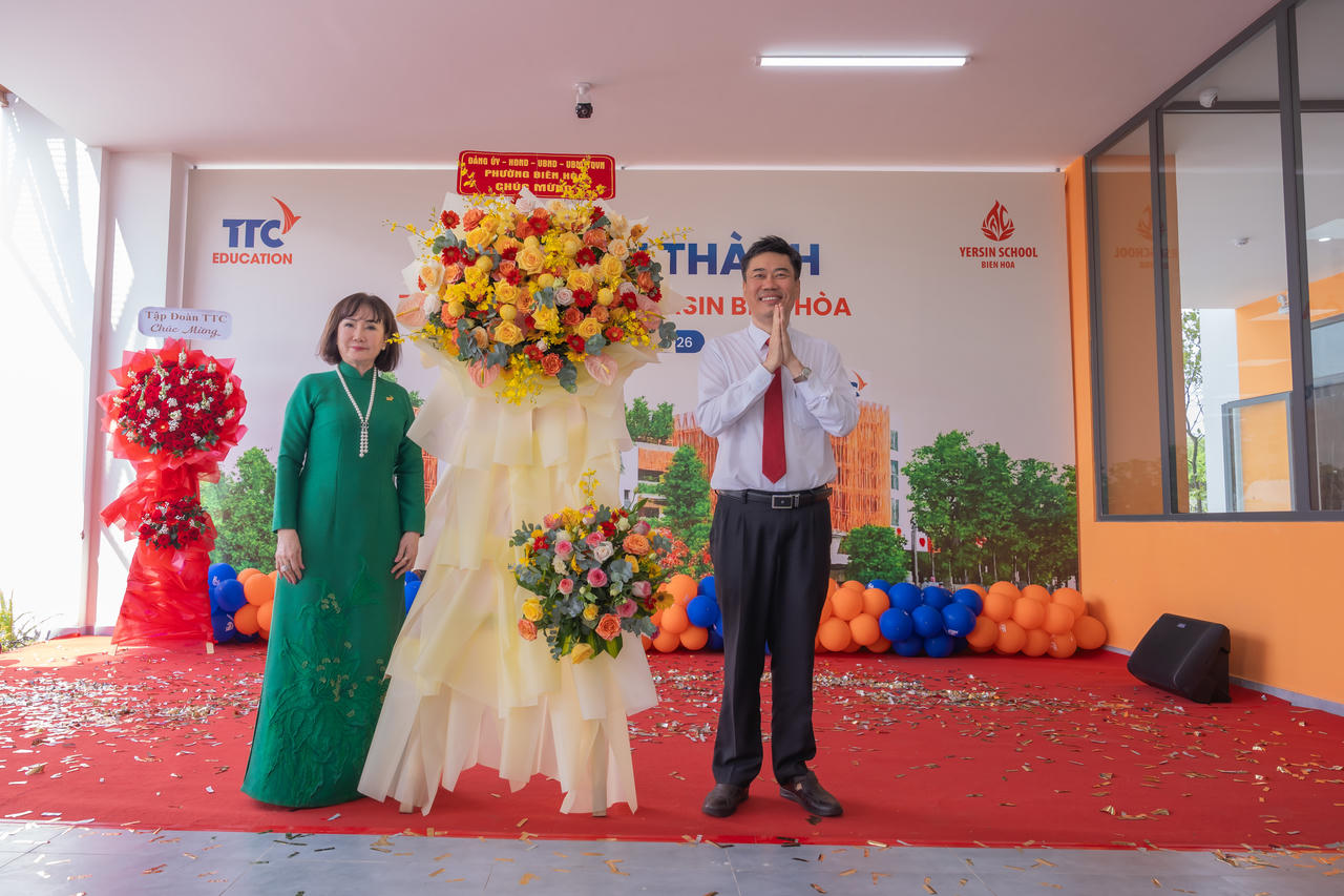 Tỉnh ủy viên, Bí thư Đảng ủy, Chủ tịch HĐND phường Biên Hòa ông ViênHồng Tiến tặng hoa chúc mừng đại diện Tập đoàn TTC.