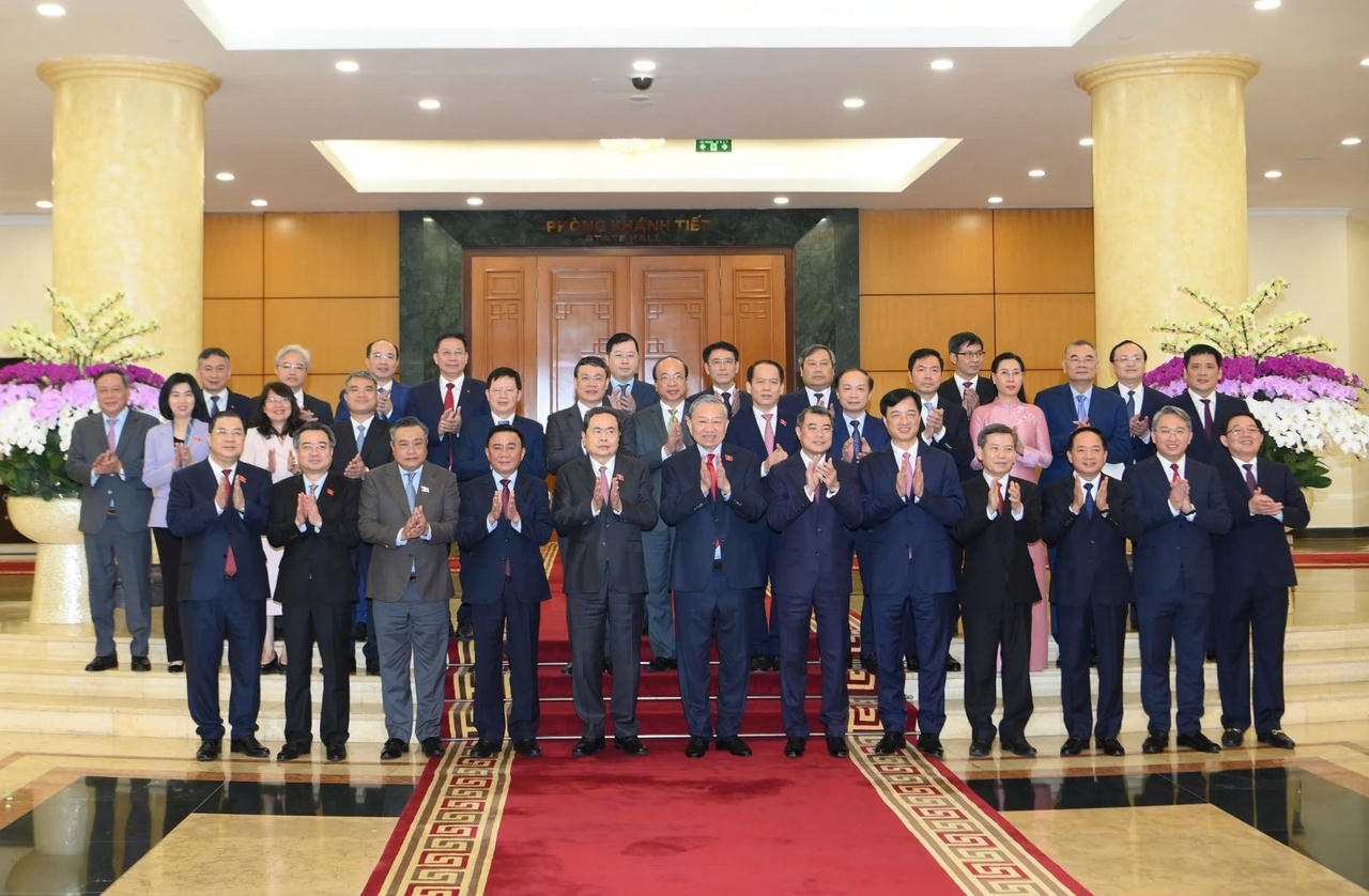 Tổng Bí thư, Chủ tịch nước Tô Lâm; Thủ tướng Chính phủ&nbsp;Lê Minh Hưng, Chủ tịch Quốc hội Trần Thanh Mẫn, đồng chí Thường trực Ban Bí thư Trần Cẩm Tú và các đồng chí&nbsp; Lãnh đạo các cơ quan chúc mừng 2 đồng chí nhận nhiệm vụ mới.&nbsp;