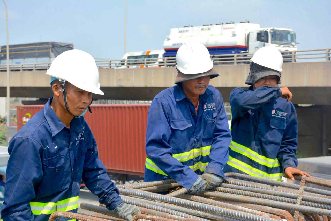 Hiện nay, trên công trường Liên danh nhà thầu huy động gần 500 nhân sự, 90 máy móc thiết bị đẩy nhanh tiến độ, hướng tới hoàn thiện nút giao trọng điểm này.