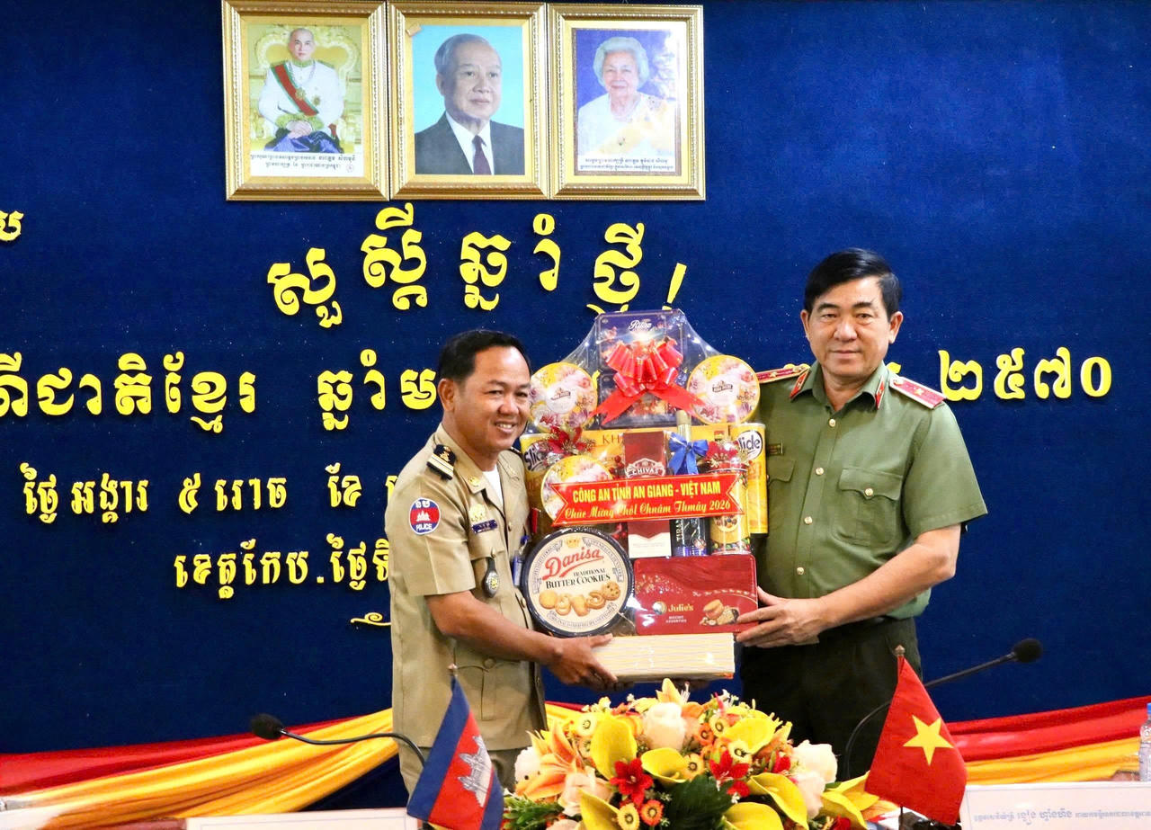 Công an tỉnh An Giang thăm, chúc Tết lực lượng vũ trang tỉnh Kep và Kampot, Vương quốc Campuchia
