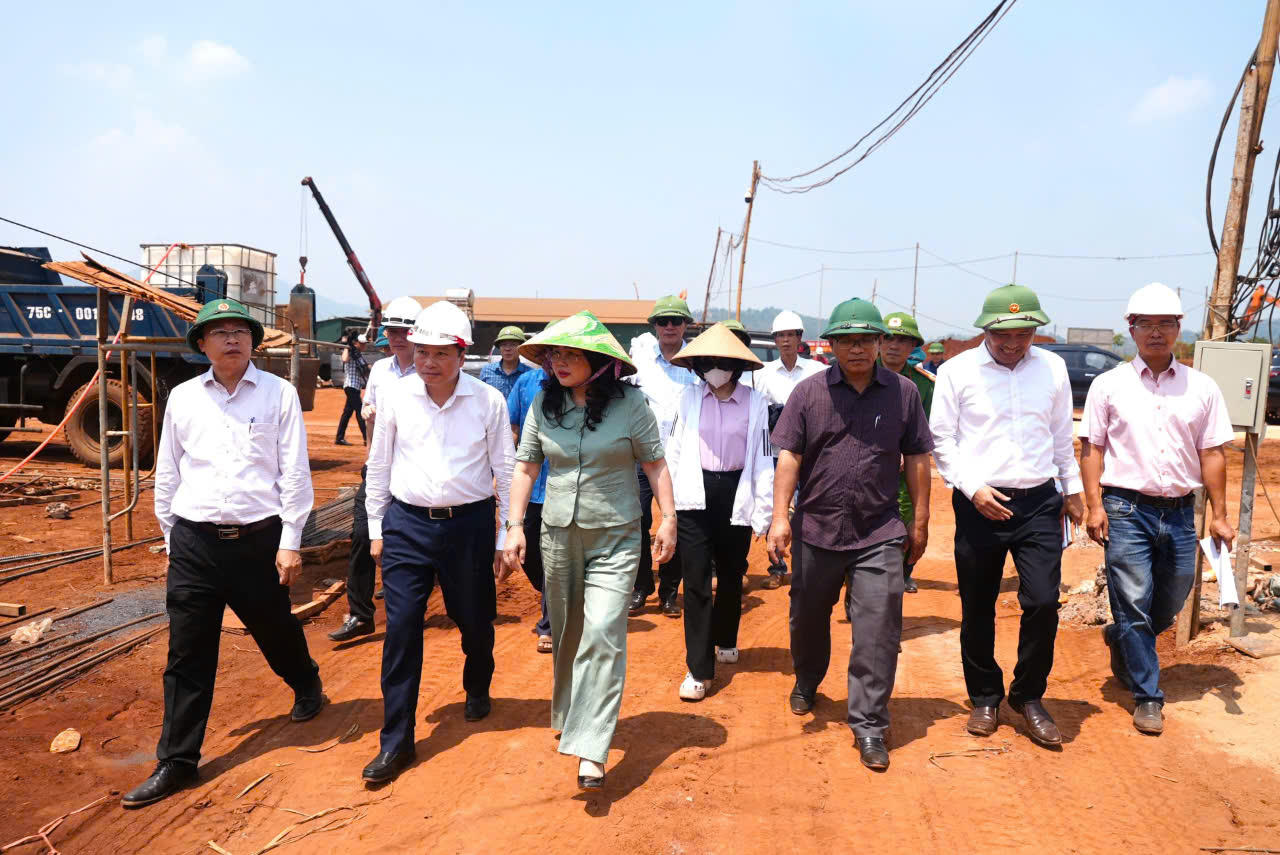 Chủ tịch UBND tỉnh Lê Hồng Vinh cùng đoàn công tác kiểm tra tiến độ thi công dự án Trường nội trú tiểu học và THCS Hướng Phùng.