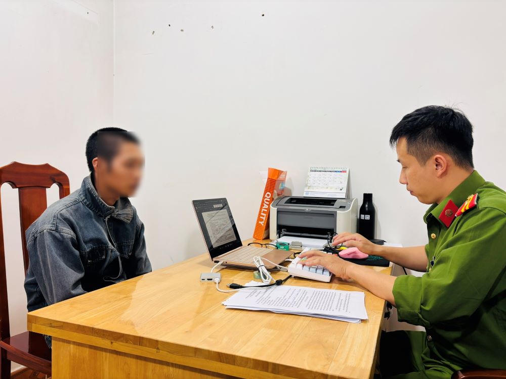 Công an phường B’Lao làm việc với anh T.