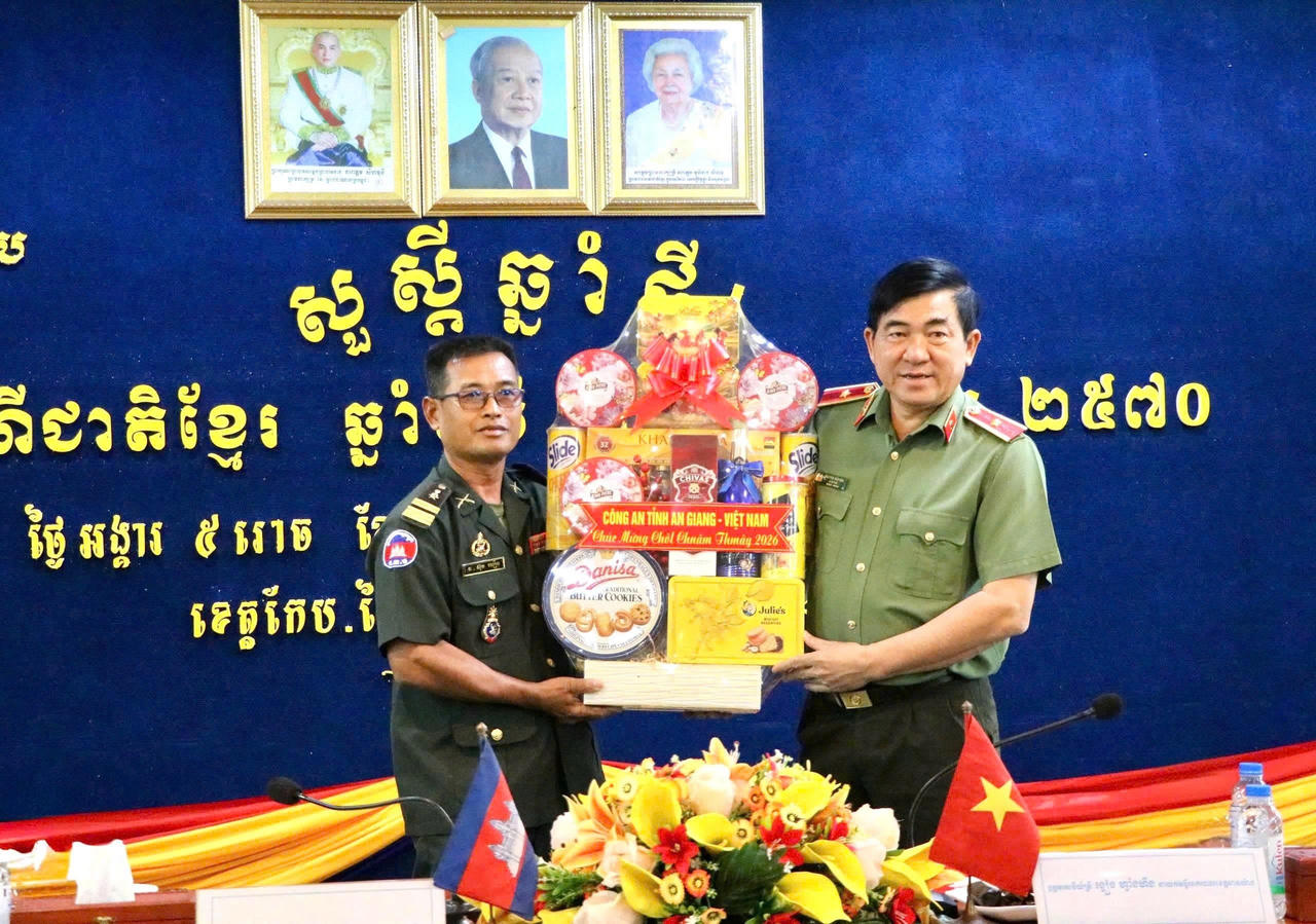 Công an tỉnh An Giang thăm, chúc Tết lực lượng vũ trang tỉnh Kep và Kampot, Vương quốc Campuchia
