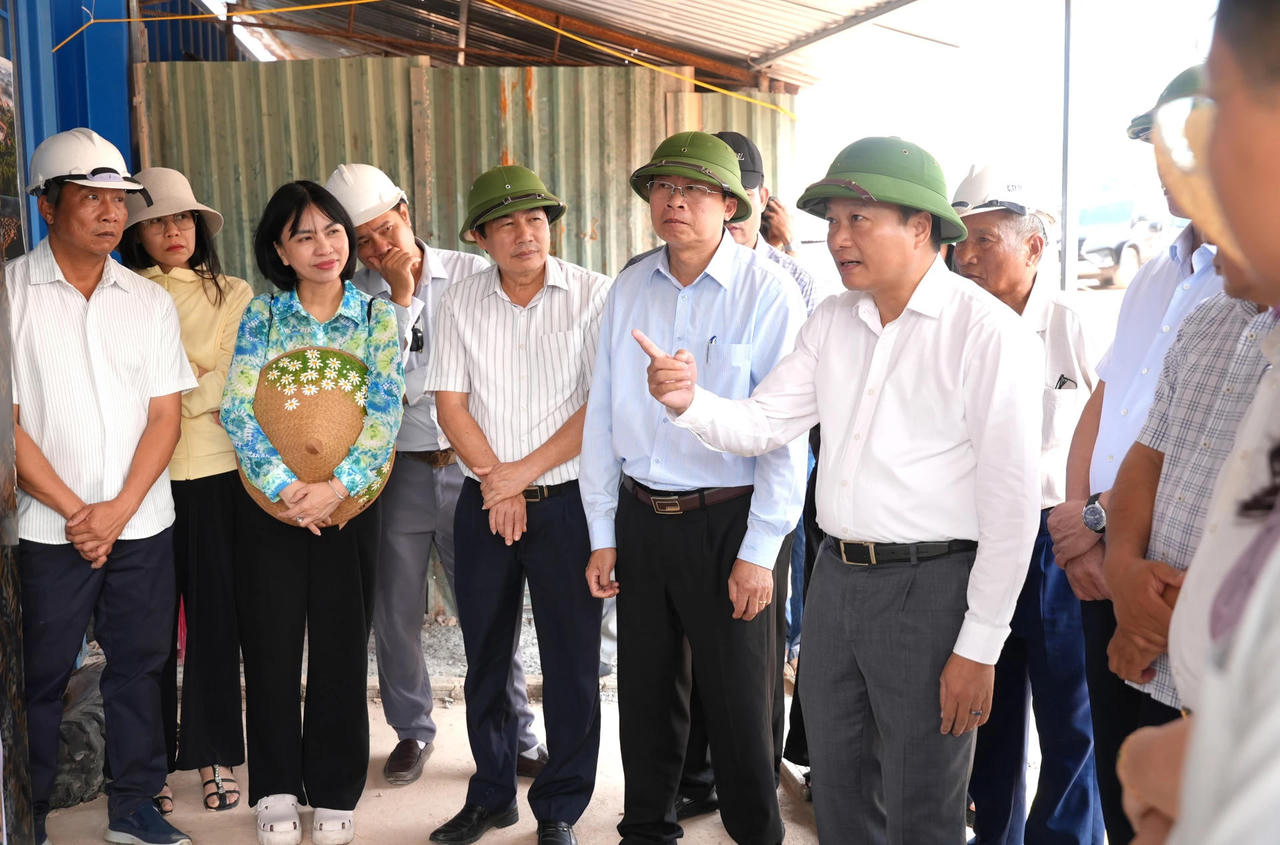 Chủ tịch UBND tỉnh Lê Hồng Vinh kiểm tra tiến độ dự án Trường nội trú tiểu học và THCS Dân Hóa.