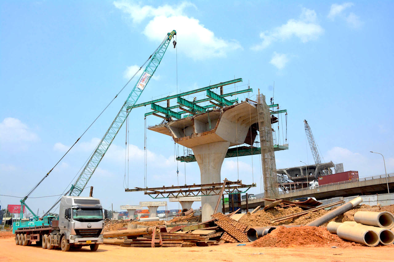 Điểm găng tại nút giao Tân Vạn là hạng mục trụ cầu đúc hẫng vượt qua cầu QL1 (cầu Tân Vạn). Cầu vượt tại nút giao Tân Vạn đang được thi công khẩn trương với nhiều thiết bị cẩu lắp quy mô lớn. Các trụ cầu và kết cấu dầm từng bước hoàn thiện, góp phần hình thành nút giao trọng điểm trên tuyến Vành đai 3 TP Hồ Chí Minh, hướng tới mục tiêu đồng bộ hạ tầng và thông xe kỹ thuật toàn tuyến vào ngày 30/6.