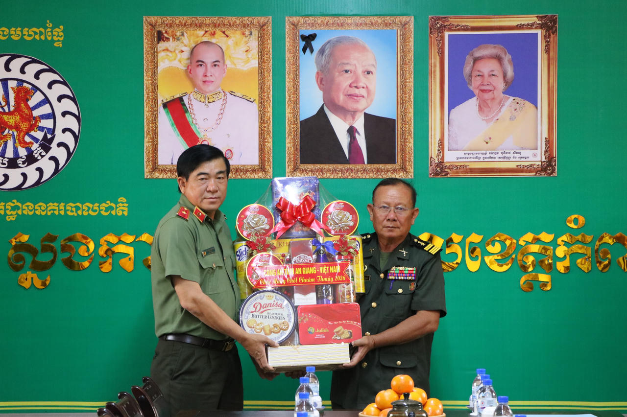 Thiếu tướng Nguyễn Văn Hận, Giám đốc Công an tỉnh thăm, tặng quà Tết Tiểu khu Quân sự, Hiến binh tỉnh Kampot.