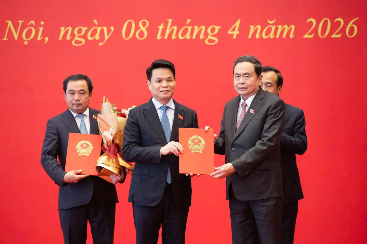 Chủ tịch Quốc hội Trần Thanh Mẫn trao Quyết định Trưởng đoàn Đại biểu Quốc hội Hải Phòng khoá XVI của Uỷ ban Thường vụ Quốc hội cho đồng chí Lê Ngọc Châu, Uỷ viên Trung ương Đảng, Phó Bí thư Thành uỷ, Chủ tịch UBND thành phố Hải Phòng.