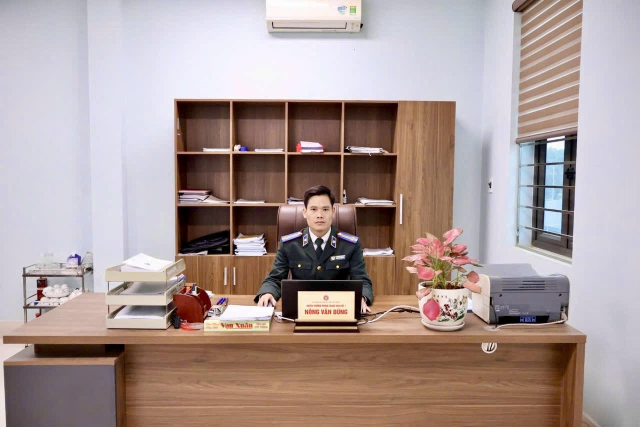 Chấp hành viên Nông Văn Dũng - Người dành 90% thời gian để “mở nút thắt” tâm lý cho dân
