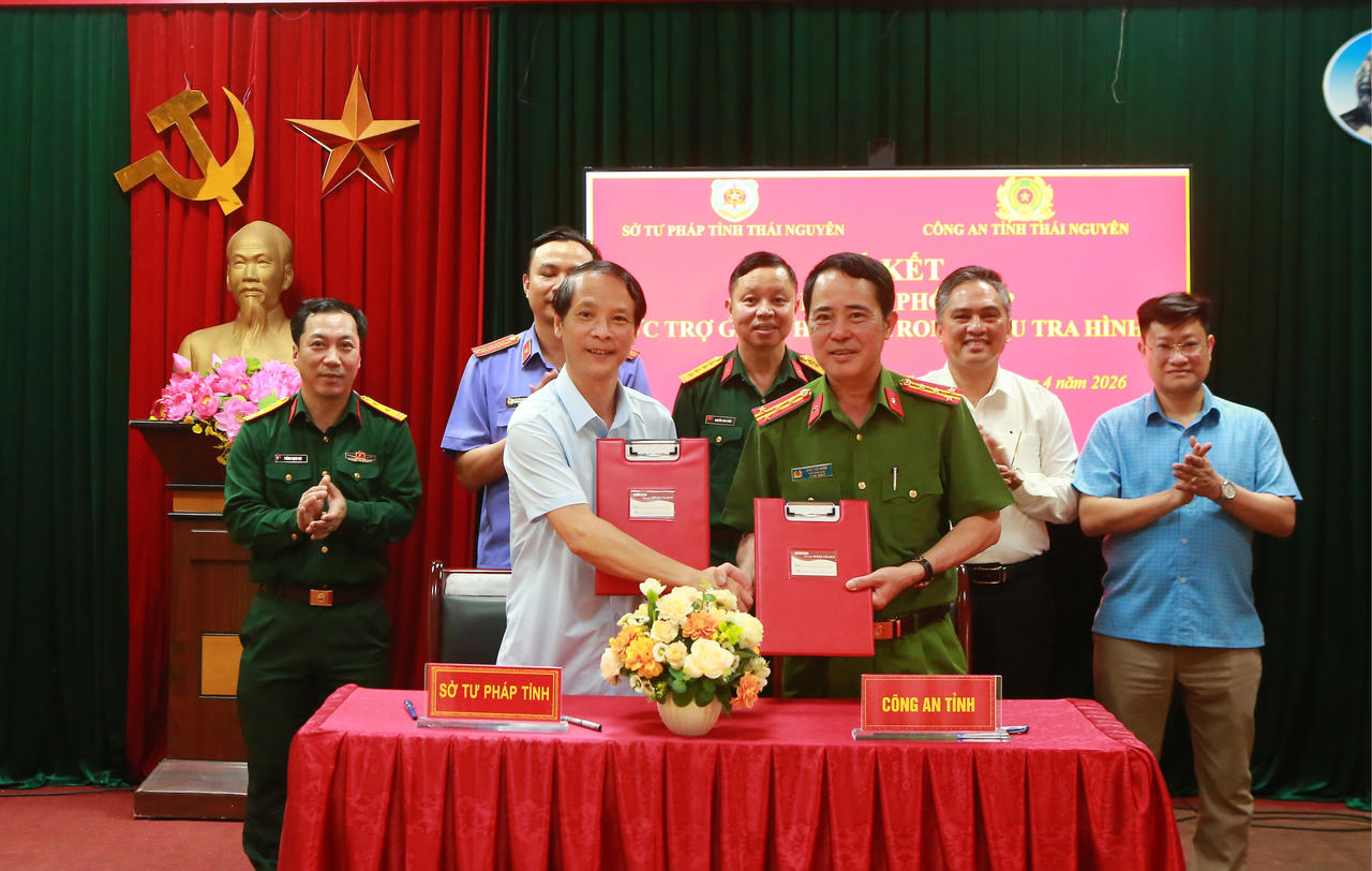 Lãnh đạo Sở Tư pháp ký kết kế hoạch trực trợ giúp pháp lý trong điều tra hình sự với Công an tỉnh Thái Nguyên.