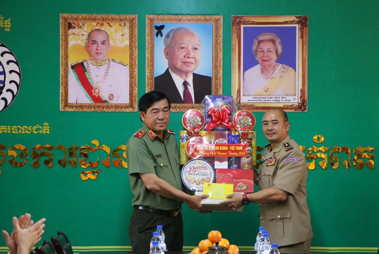 Thiếu tướng Nguyễn Văn Hận, Giám đốc Công an tỉnh thăm, tặng quà Tết Công an tỉnh Kampot; Ngài Trung tướng Mao Chanmathurith, Giám đốc Công an tỉnh Kampot tiếp nhận.