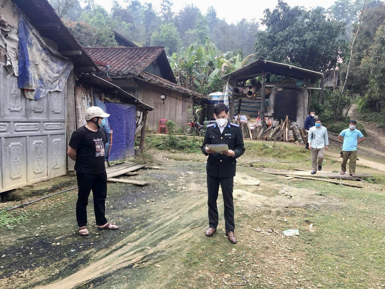 Ông Nông Văn Dũng, Chấp hành viên - THADS KV1, Cao Bằng trong một lần thực hiện nhiệm vụ. (Ảnh: Lê Hanh)