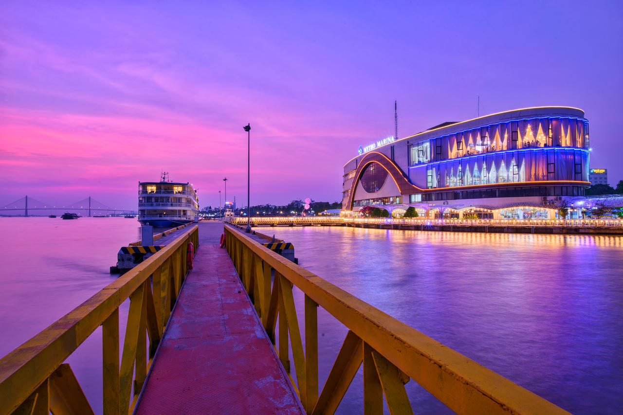 Cảng Du thuyền về đêm tại Mỹ Tho.