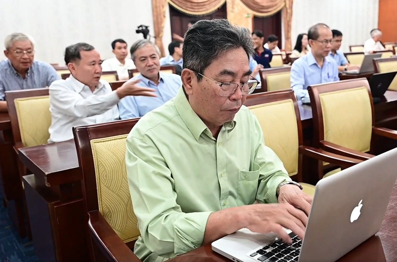 Các đại biểu ở đầu cầu TP Hồ Chí Minh tham dự Hội nghị trực tuyến.