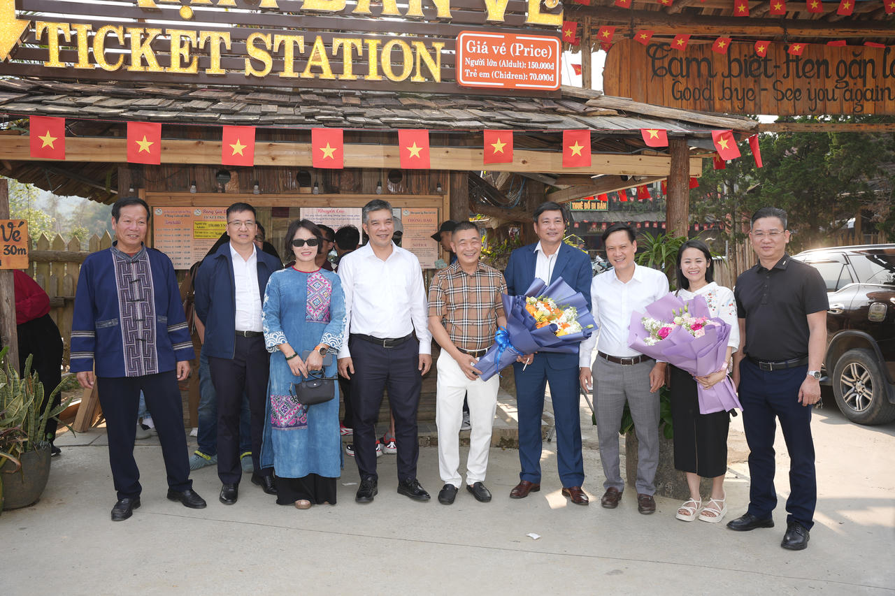 Các đại biểu chụp ảnh lưu niệm.