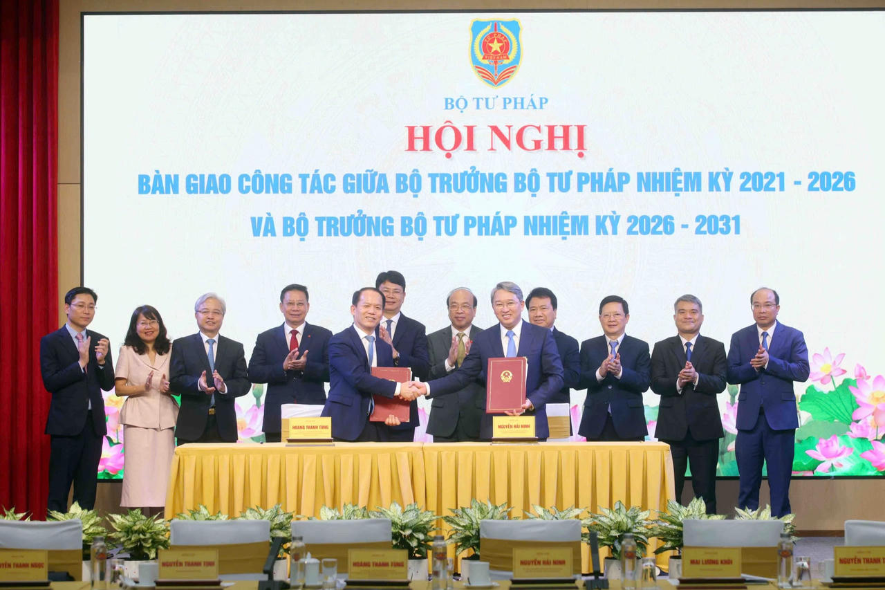 Bàn giao công tác giữa Bộ trưởng Bộ Tư pháp nhiệm kỳ 2021-2026 và Bộ trưởng nhiệm kỳ 2026-2031