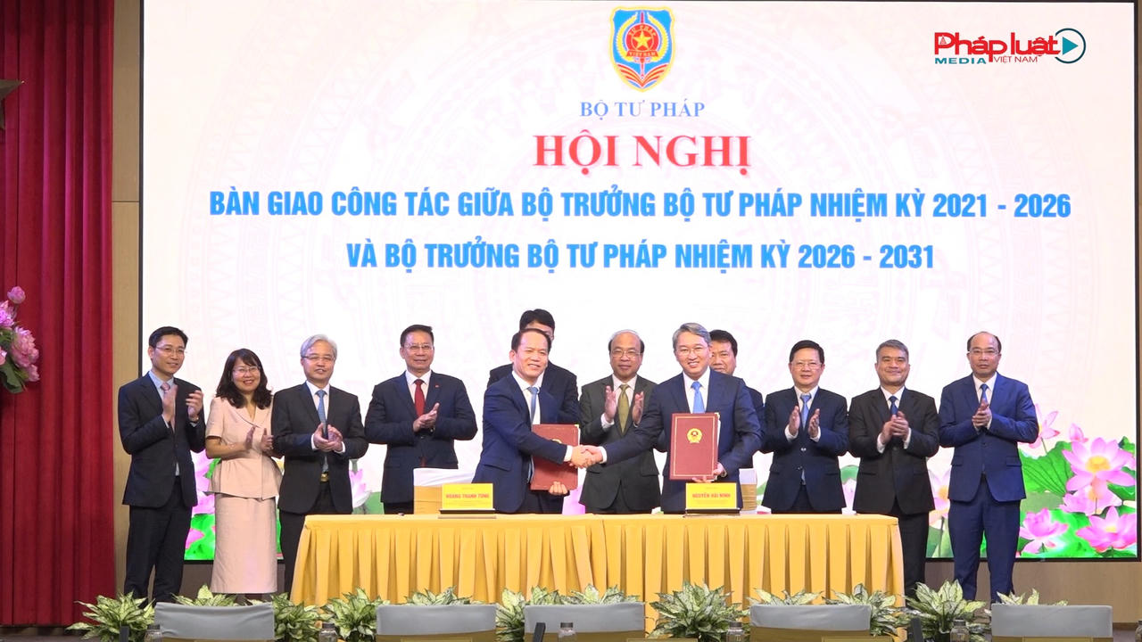Bàn giao công tác giữa Bộ trưởng Bộ Tư pháp nhiệm kỳ 2021–2026 và nhiệm kỳ 2026–2031