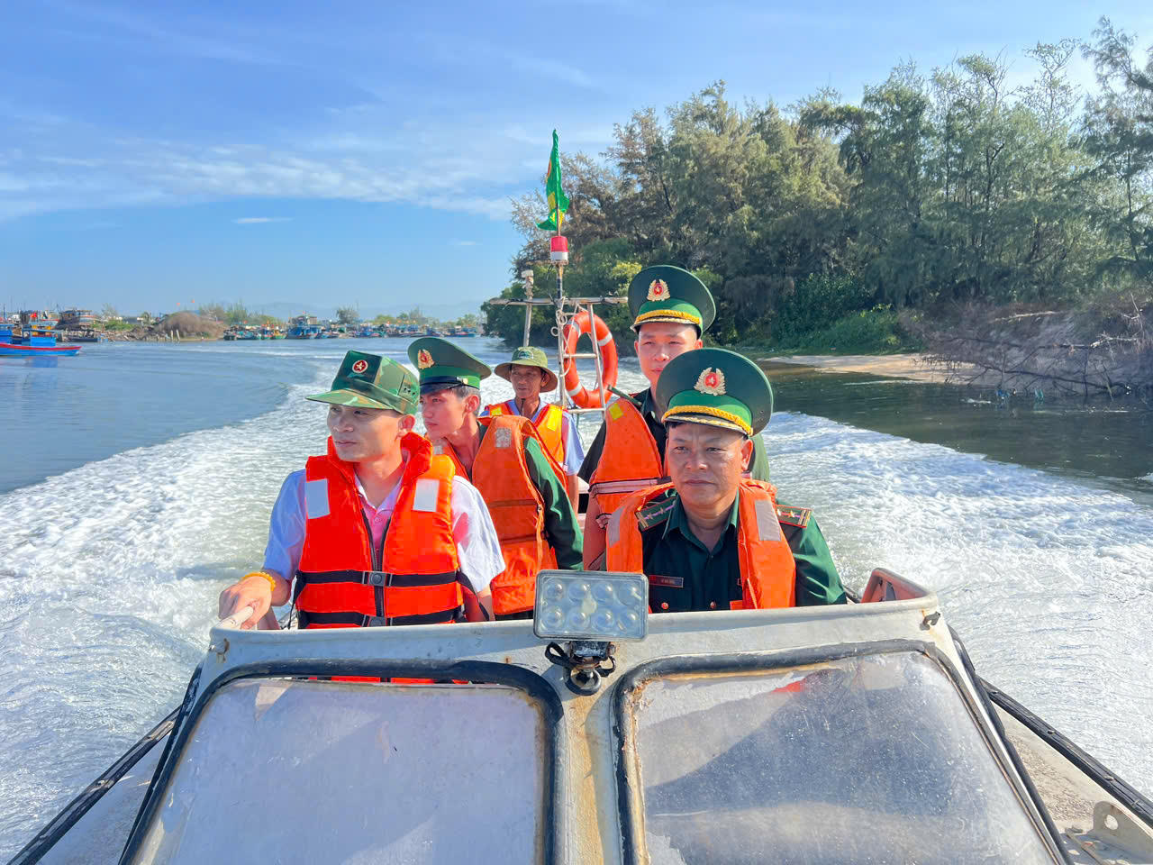 Giữ đất, giữ dân, giữ pháp luật nơi biên cương: Đi dân nhớ, ở dân thương -
Kỳ 2: Giữ bình yên từ biển – câu chuyện ở Bình Châu