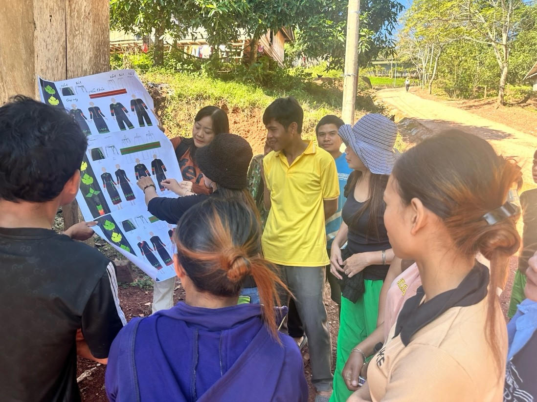 Cán bộ nghiên cứu của Viện Dân tộc học (nay là Viện Dân tộc học và Tôn giáo học) tham vấn ý kiến cộng đồng người Chứt về các mẫu trang phục sinh hoạt cộng đồng mới thiết kế, Quảng Trị, năm 2024