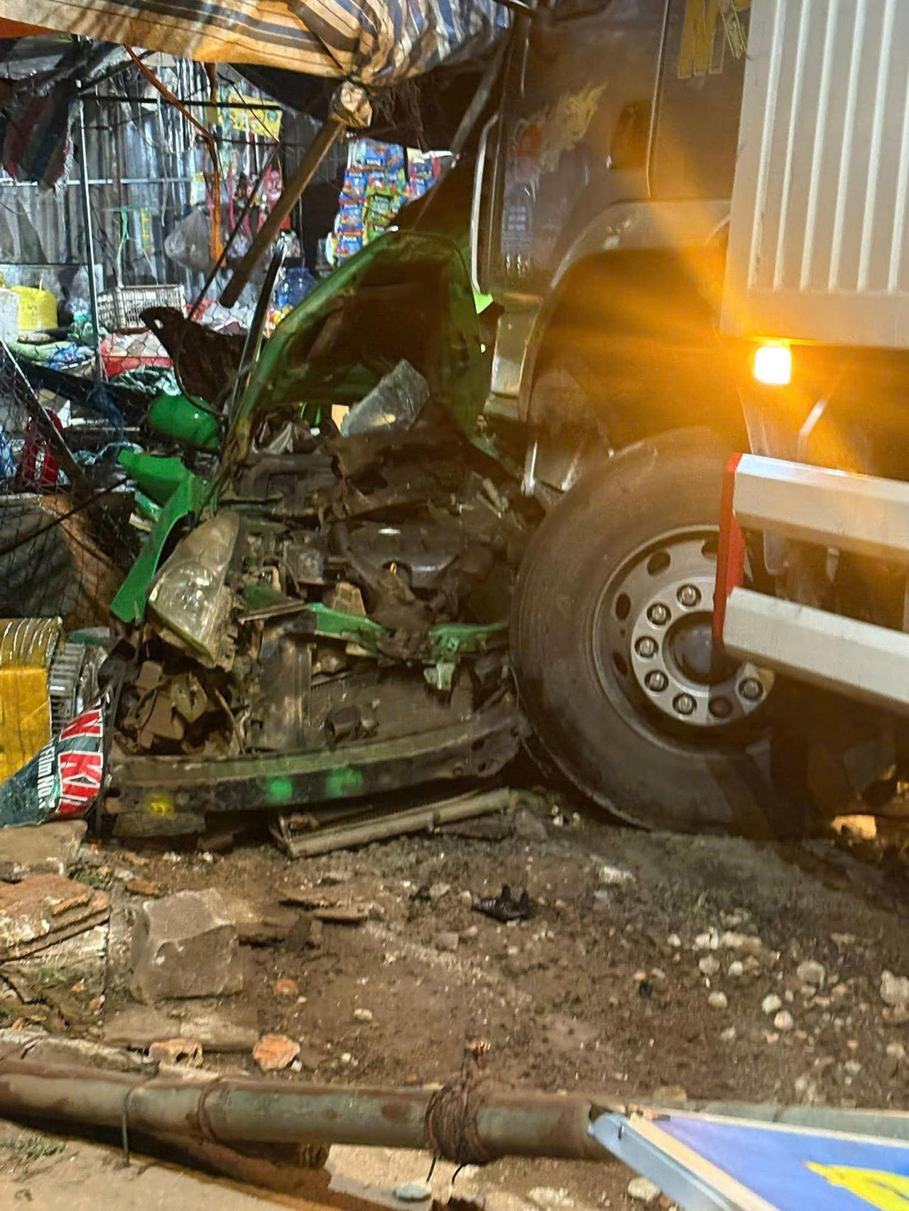 Xe taxi biến dạng sau va chạm.