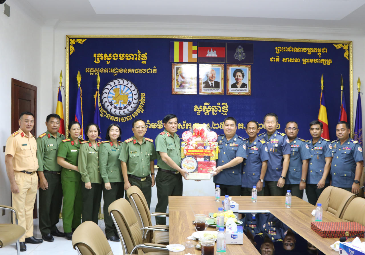 Công an tỉnh An Giang thăm, chúc Tết lực lượng vũ trang tỉnh Takeo và Kandal, Vương quốc Campuchia
