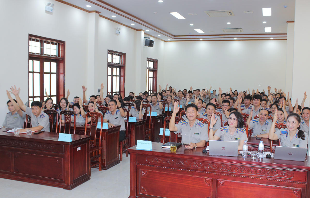 Các đại biểu bỏ phiếu bầu Ban Thanh tra nhân dân.