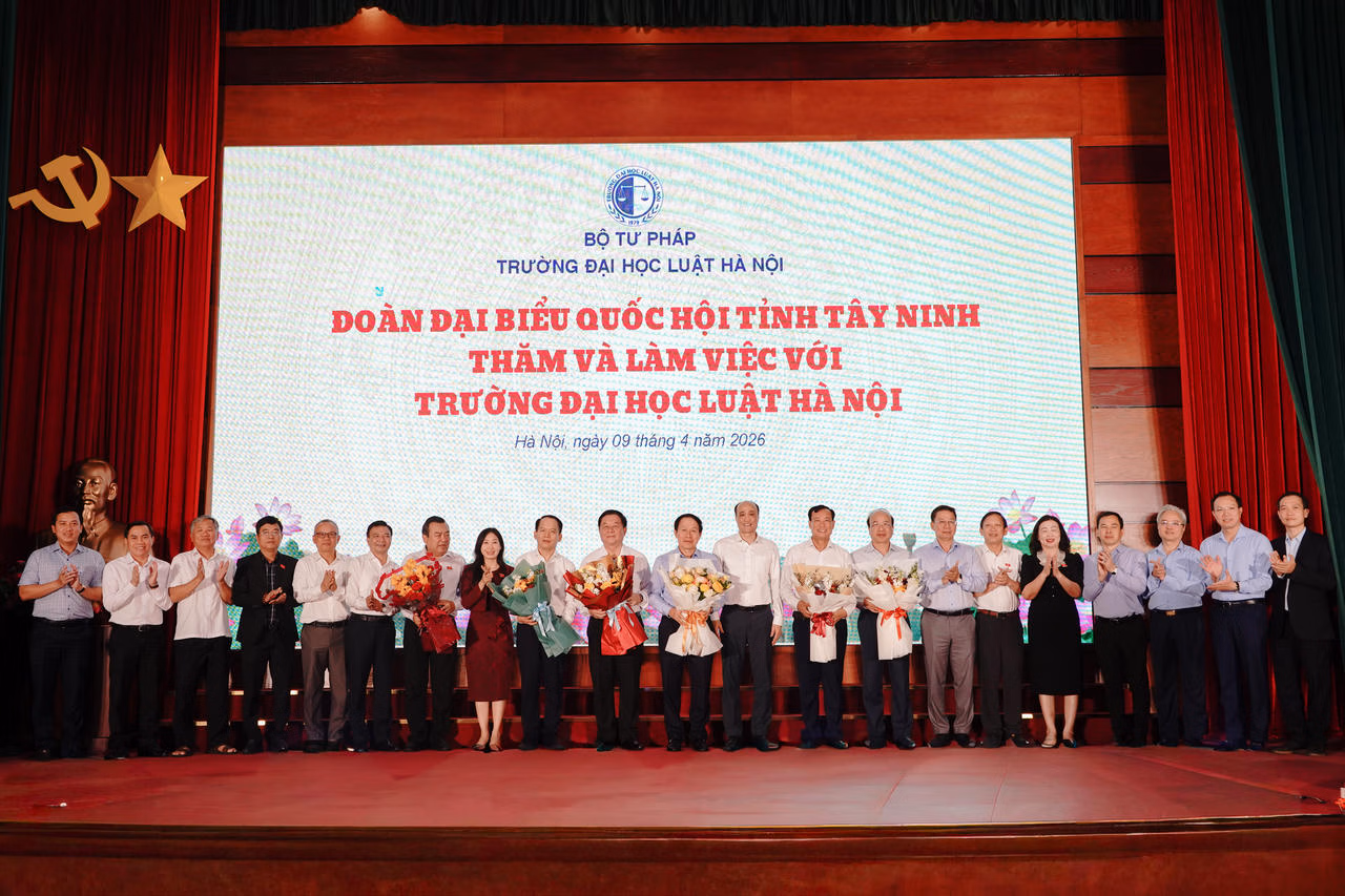 Ảnh đại diện bài viết: đồng chí nguyễn thanh ngọc, thứ trưởng bộ tư pháp, đồng chí nguyễn quang thái, phó bí thư chuyên trách đảng uỷ bộ tư pháp, đồng chí đoàn trung kiên, uv btv tỉnh uỷ, phó chủ tịch ubnd tỉnh tây ninh, đồng chí tô văn hoà, hiệu trưởng trường đại học luật hà nội tặng hoa và chụp ảnh lưu niệm với đại tướng nguyễn trọng nghĩa cùng các đồng chí lãnh đạo và các đại biểu quốc hội.
