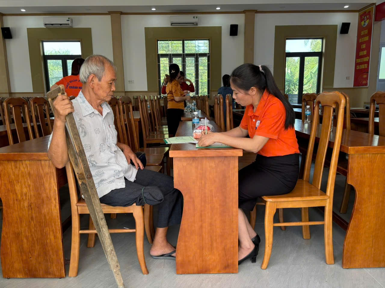 Hình ảnh: Trợ giúp viên đang tư vấn pháp luật cho người dân.