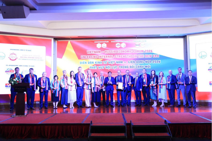 Ban tổ chức trao kỉ niệm chương và thư cảm ơn tới đối tác tại Diễn đàn.