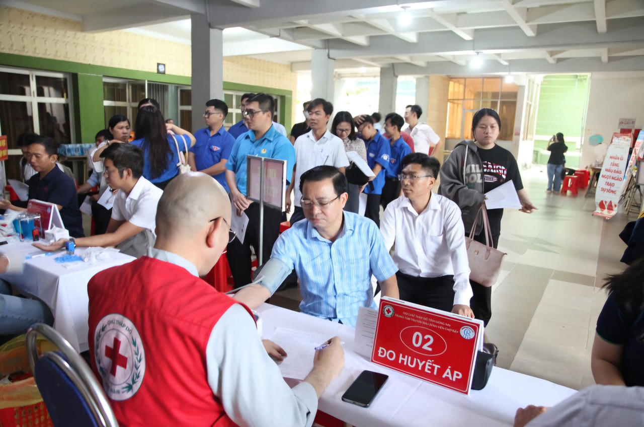 Ông Nguyễn Quốc Hân - Viện trưởng cùng Đoàn thanh niên, công chức VKSND tỉnh Đồng Nai tham gia hiến máu tình nguyện năm 2026.